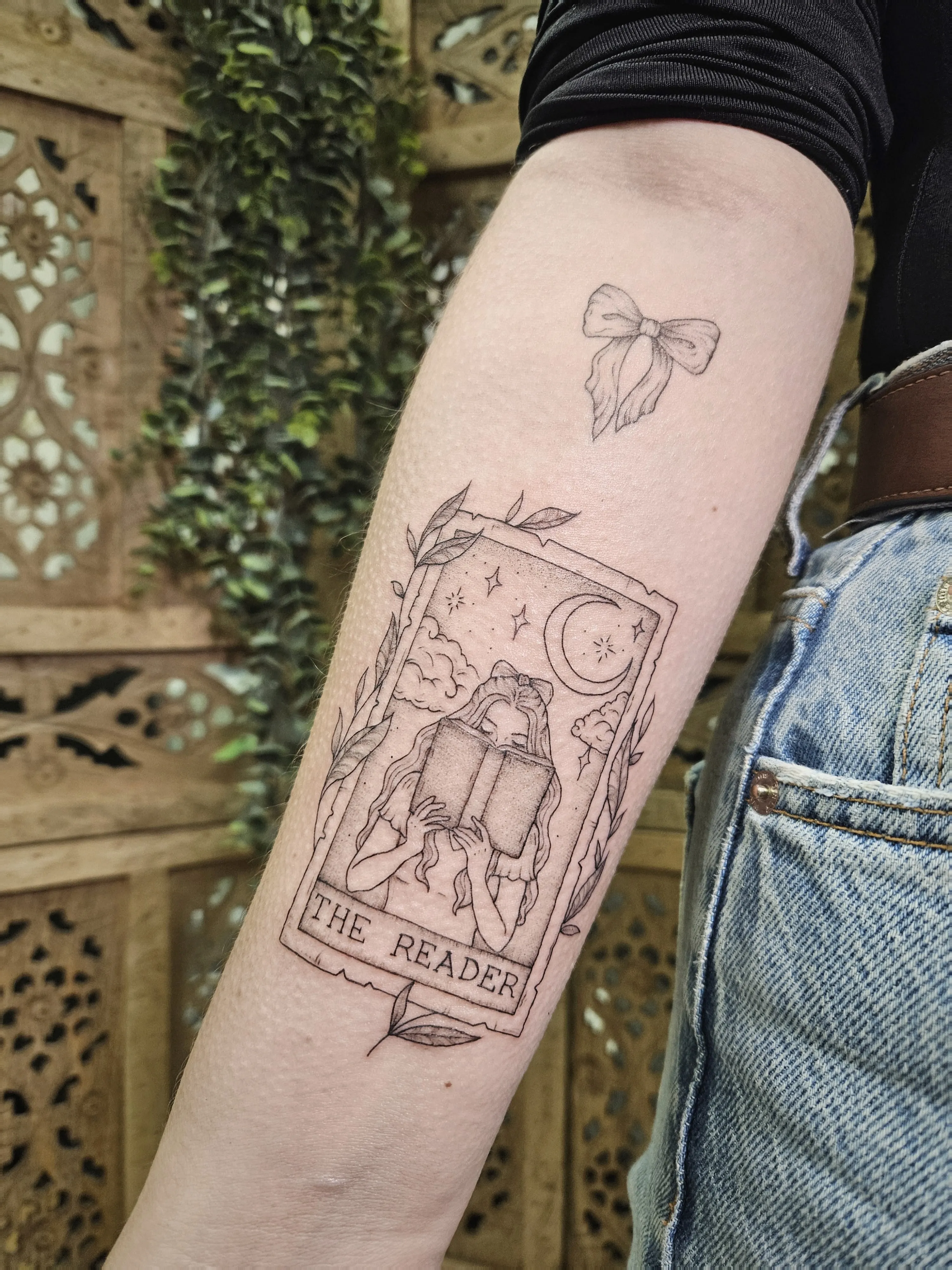 Filigranes Tarot-Tattoo und Schmetterling von Rebecca Sophia